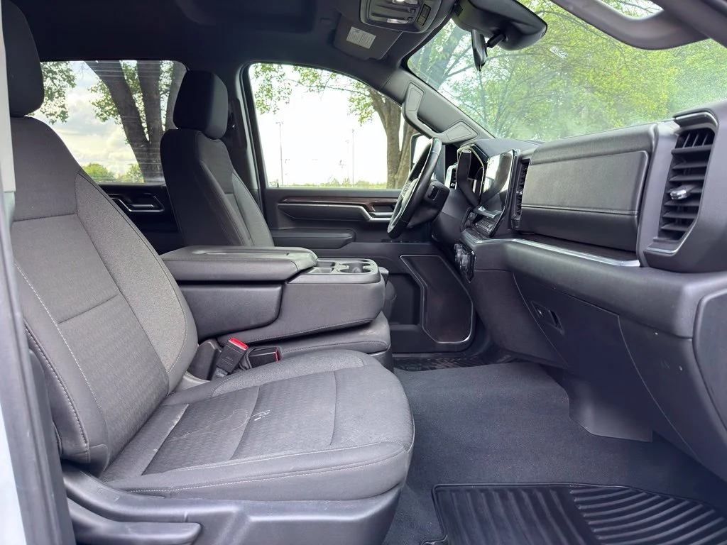 Used 2025 White Chevrolet LT image 28