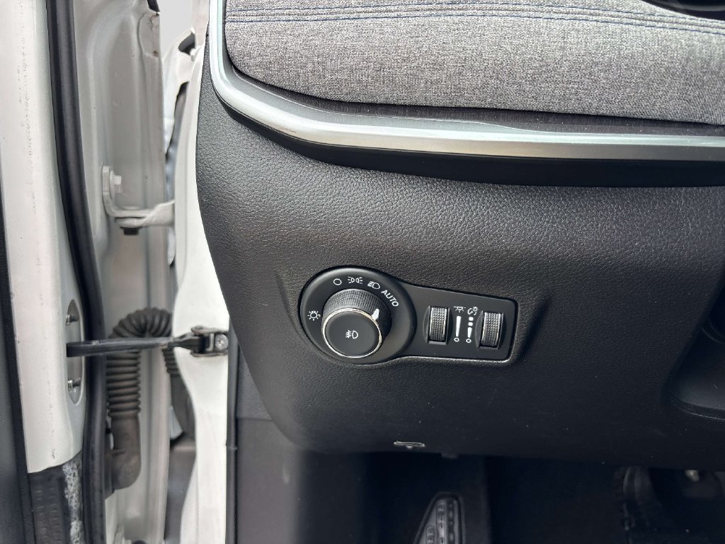Used 2022 White Jeep Latitude image 20
