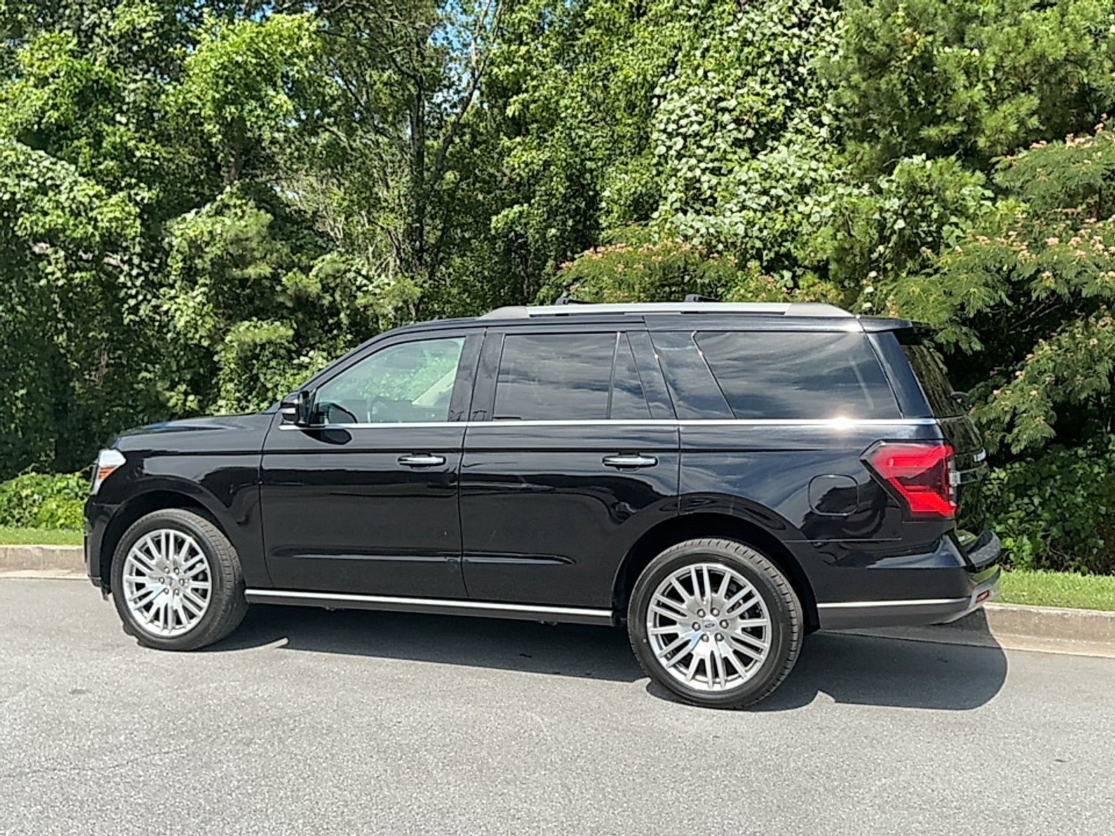 Used 2024  Ford Limited image 3