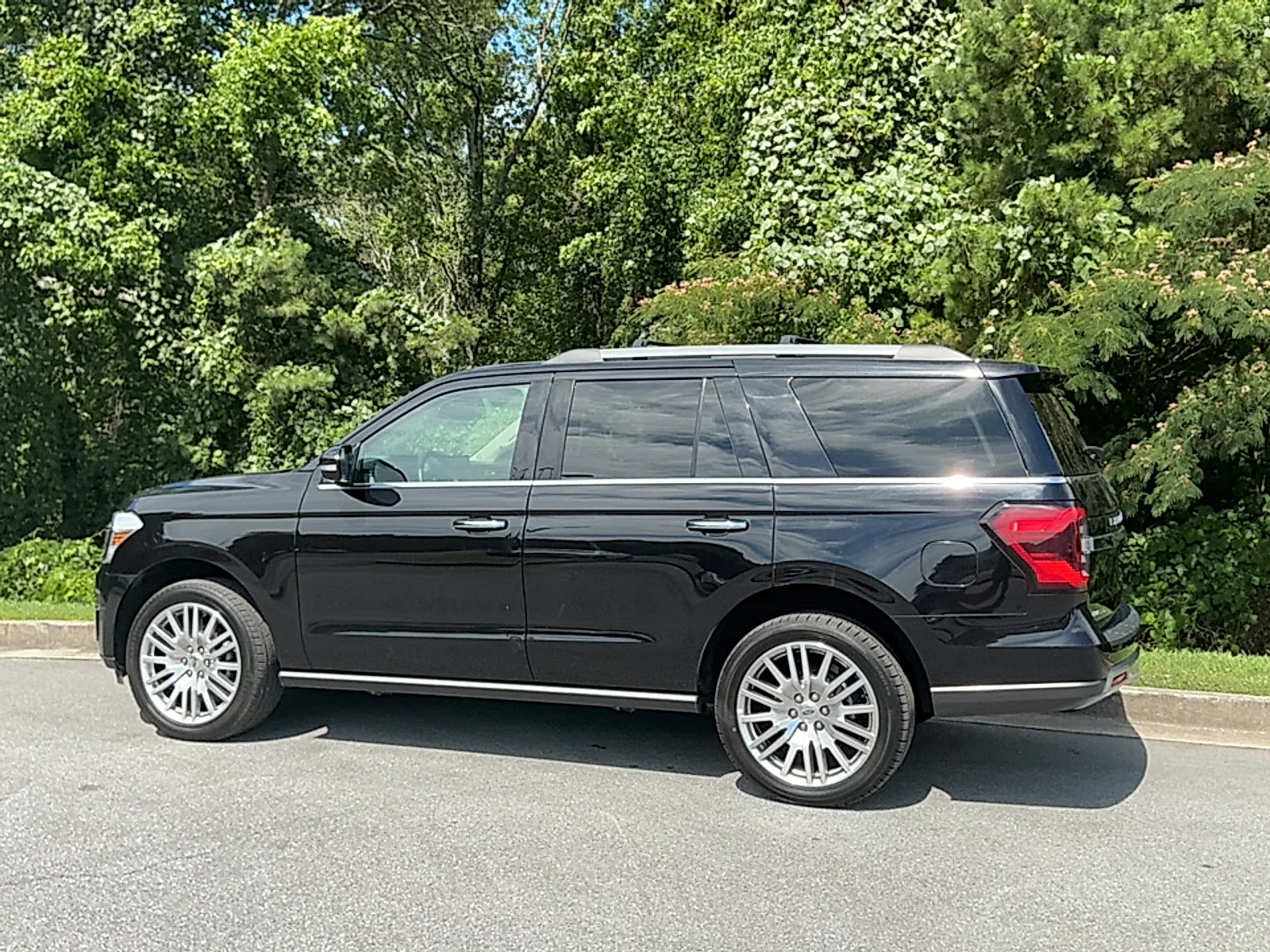 Used 2024  Ford Limited image 3