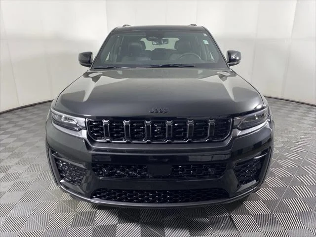 New 2026 Diamond Black Crystal Pearl-Coat Exterior Paint Jeep Limited image 12