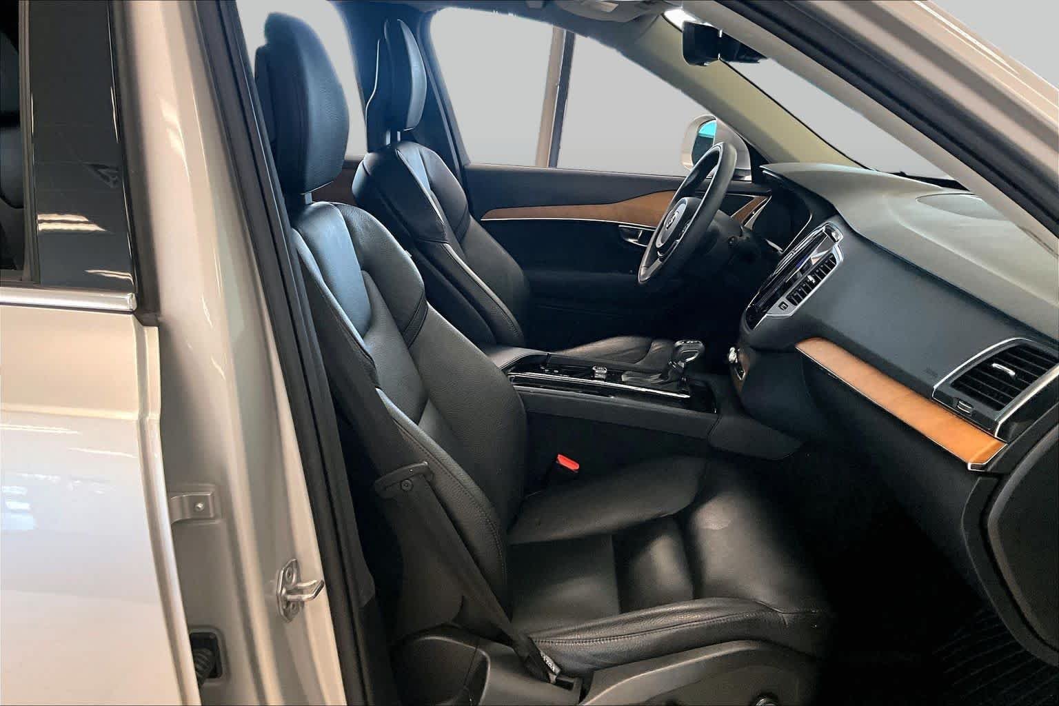 Pre-Owned 2022 Volvo XC90 Momentum