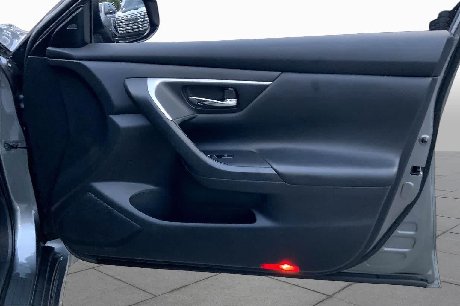 Used 2016 Gun Metallic Nissan 2.5 SV image 18