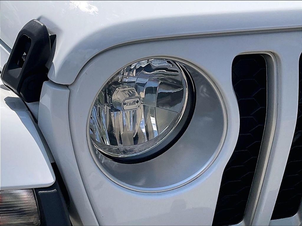 Used 2022 White Jeep Overland image 32