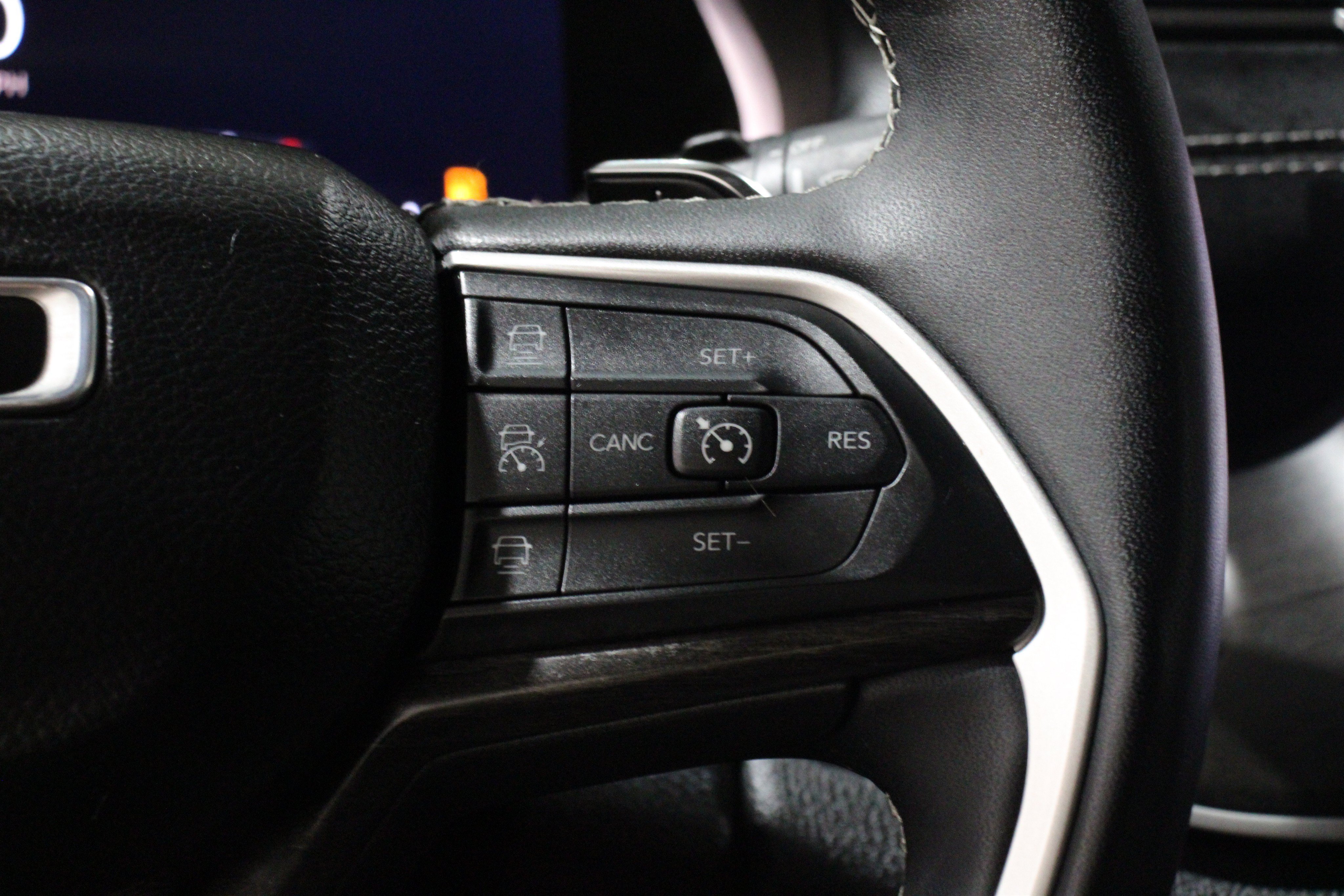 Used 2023 Diamond Black Crystal Pearlcoat Jeep Limited image 10