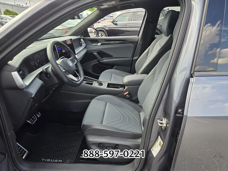 Used 2025 Platinum Gray Metallic Volkswagen 2.0T SE R-LINE BLACK image 10