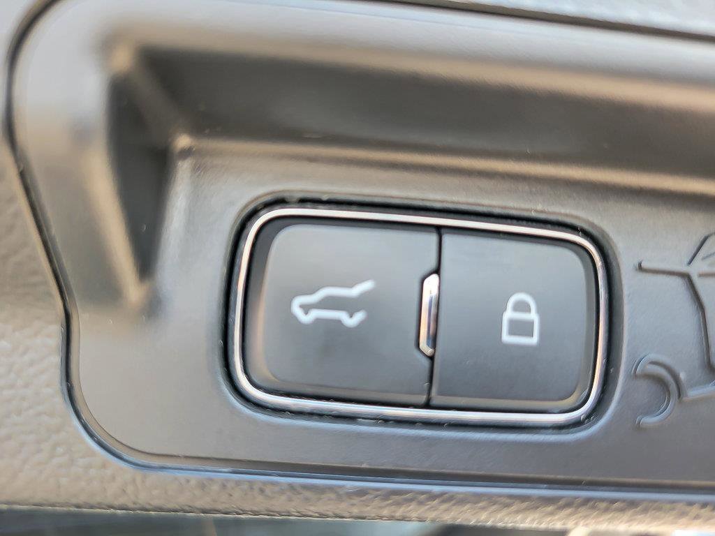 Used 2023 White Metallic Ford XLT image 28