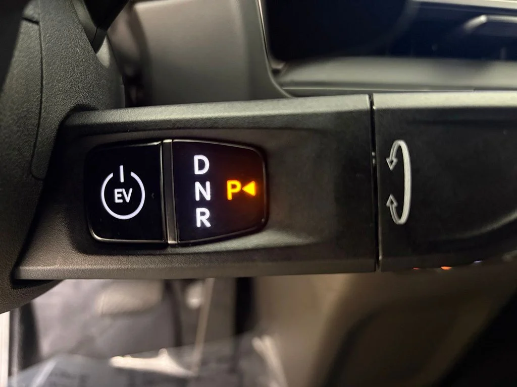 Used 2024 Ivory Kia Light image 23