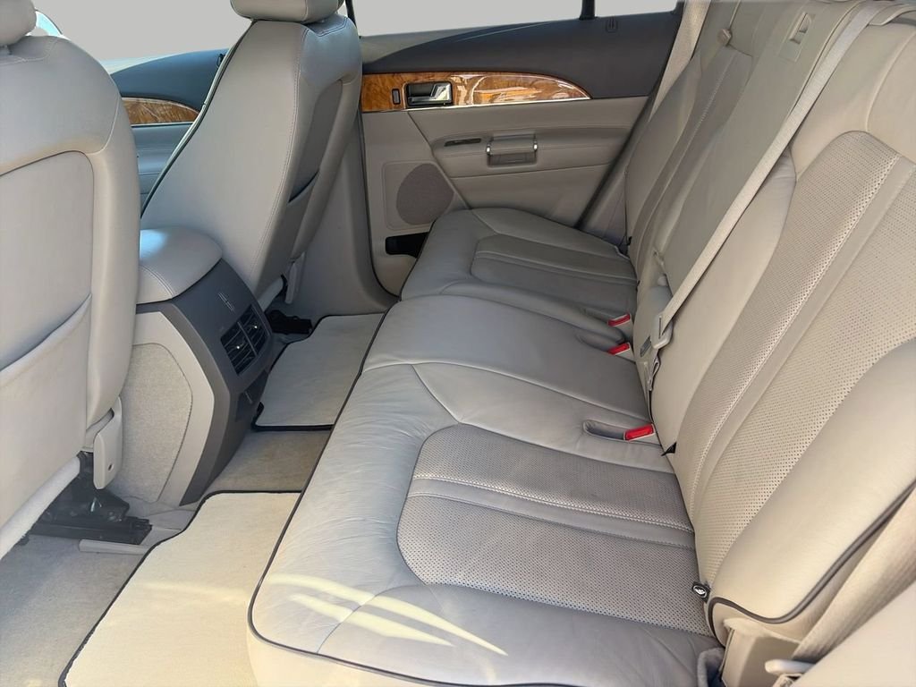 Used 2013 White Lincoln Base image 13
