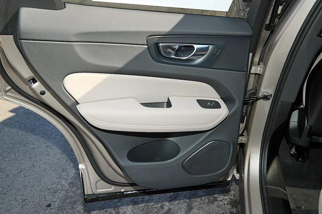 New 2026 Bright Dusk Volvo Plus image 18