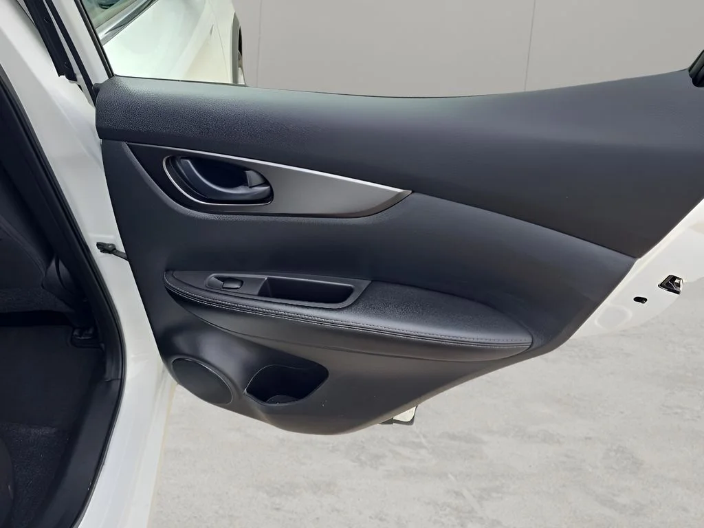 Used 2022 White Nissan SV image 32