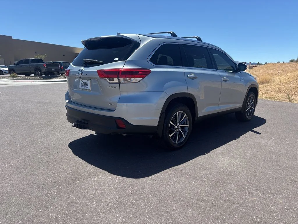 Used 2019 Silver Toyota XLE image 4