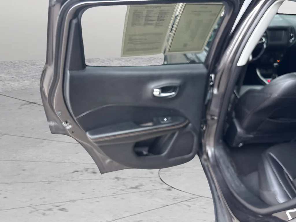 Used 2021 Crystal Metallic Jeep Latitude image 30