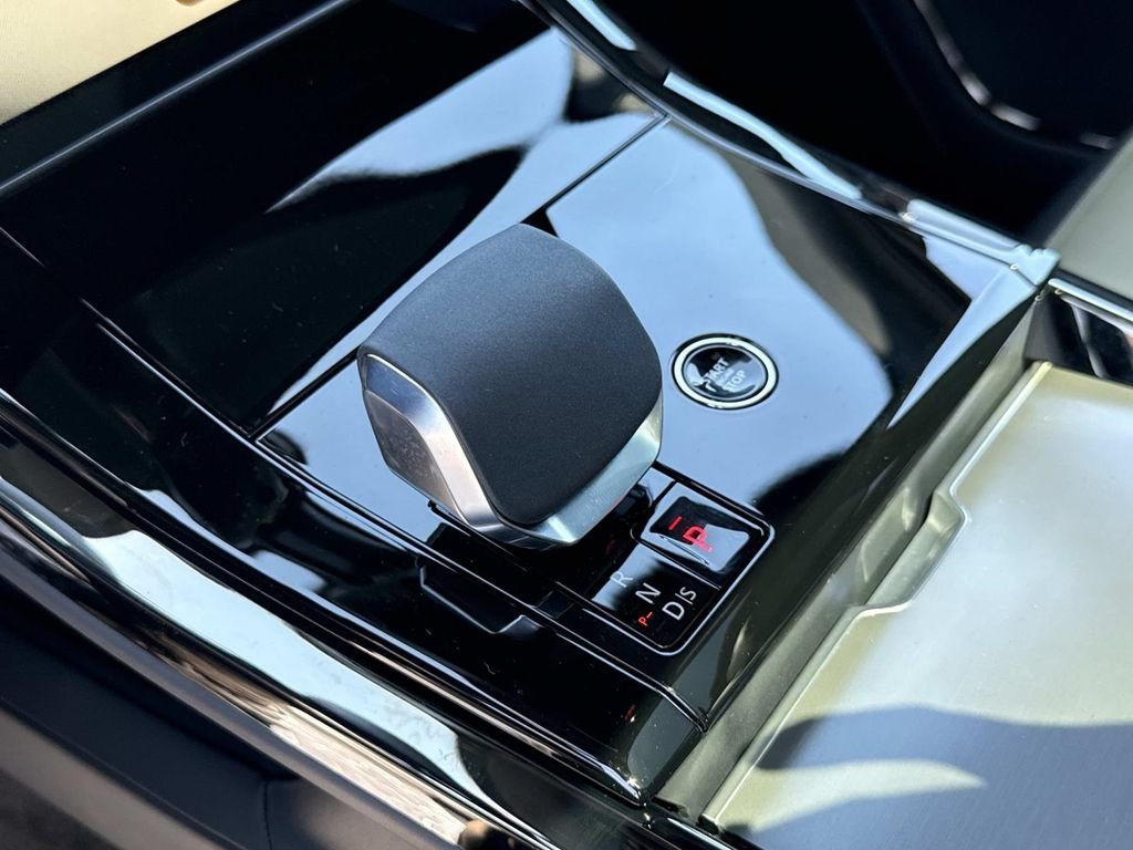 New 2026 Fuji White Land Rover Dynamic SE image 5