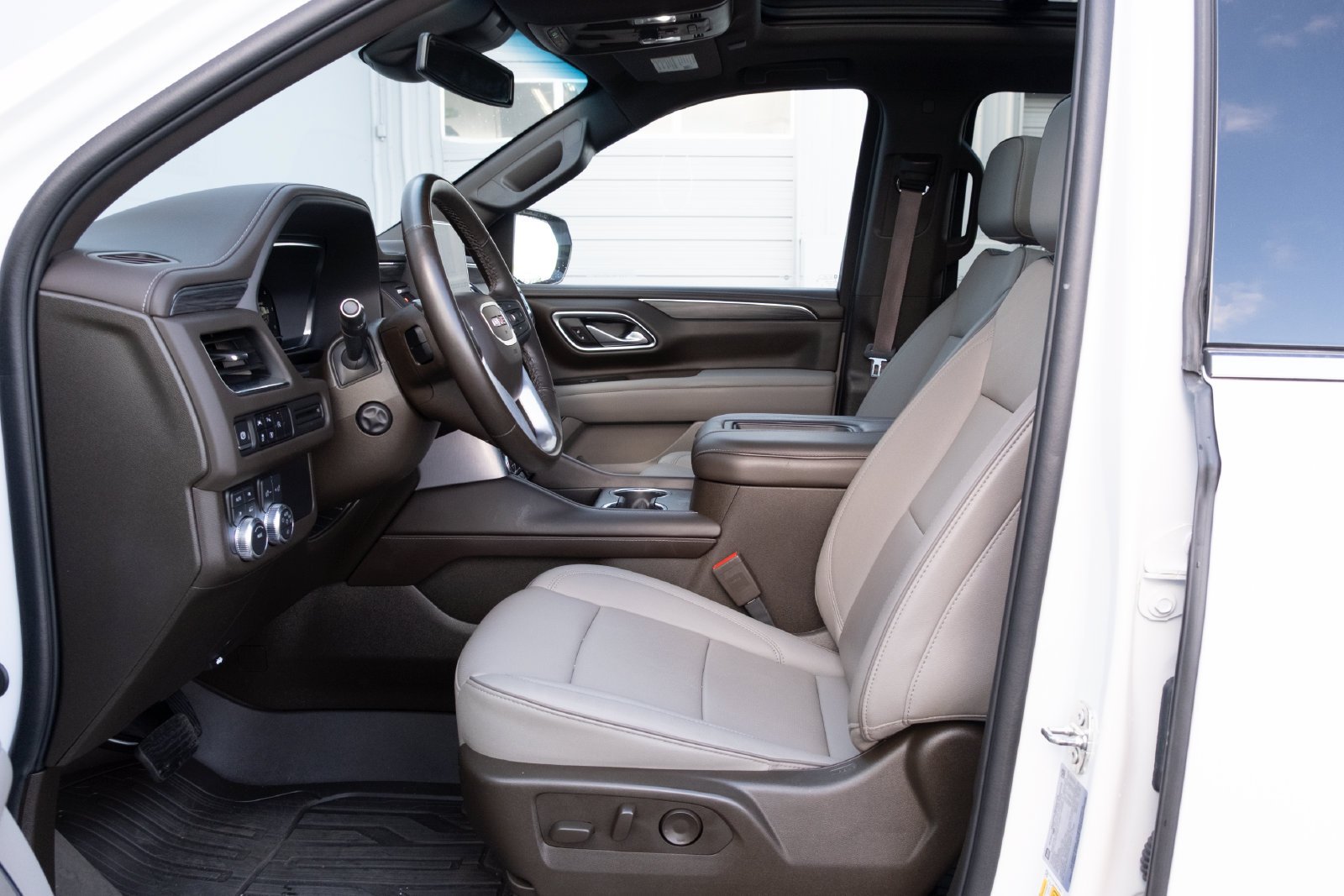 Used 2024 White Frost Tricoat GMC SLT image 12