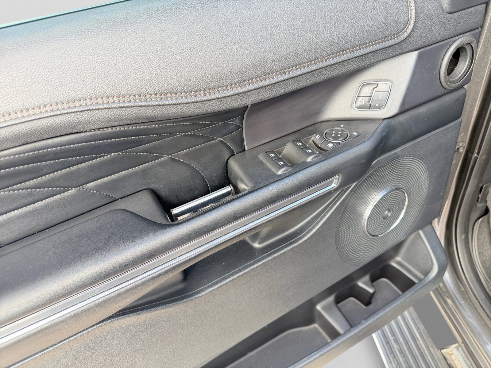 Used 2019 Magnetic Ford Platinum image 10