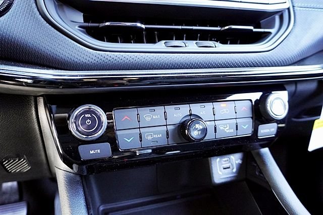 New 2026 Bright White Clearcoat Jeep Latitude image 30