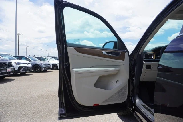New 2026 Deep Black Pearl Volkswagen 2.0T SE W/TECHNOLOGY image 15
