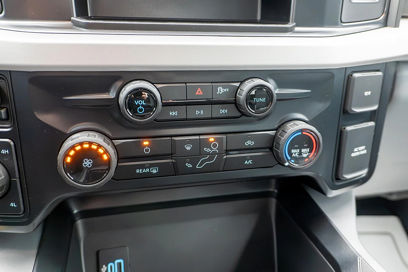 New 2027 Iconic Silver Metallic Ford F-350® XLT image 19