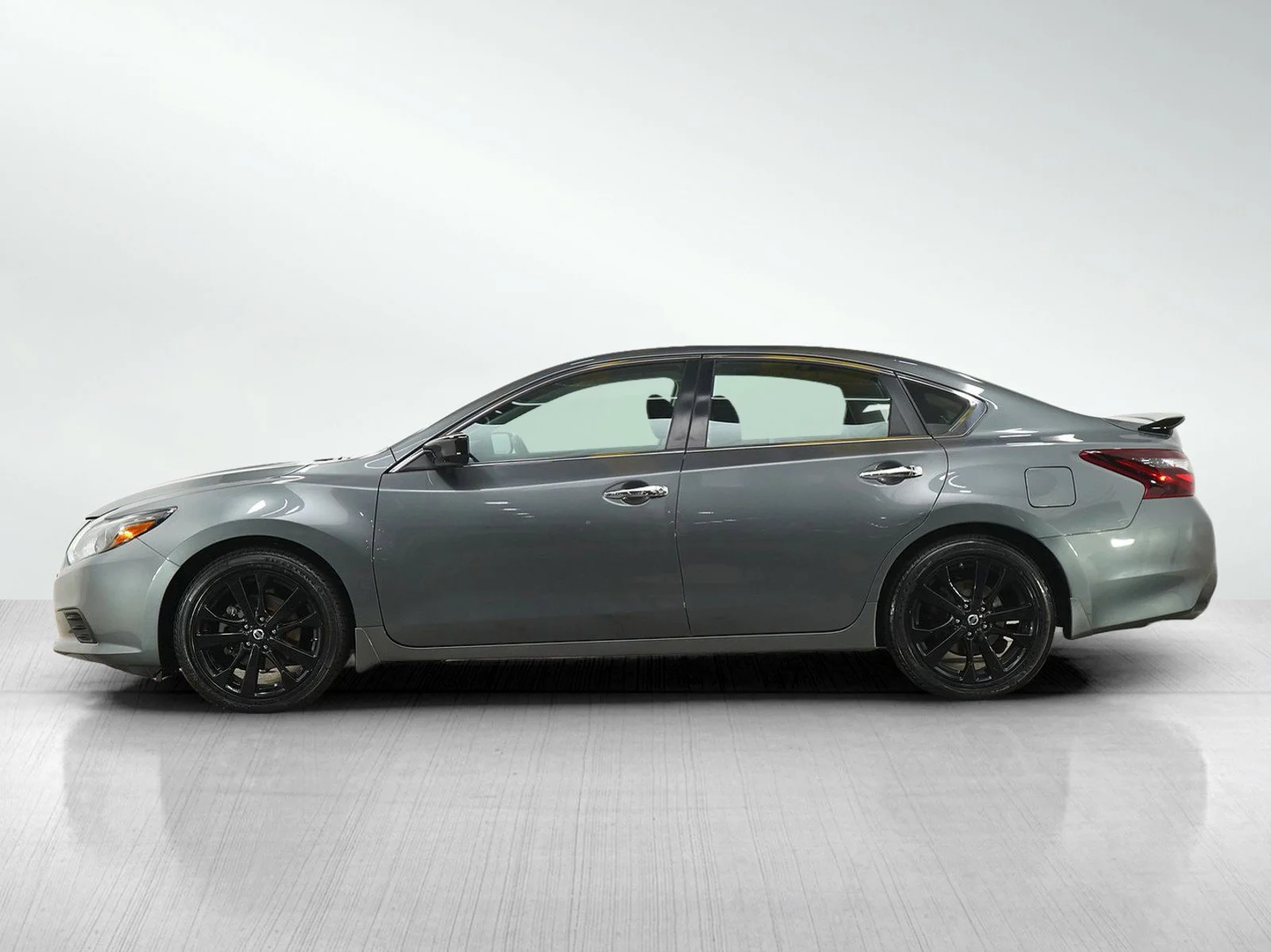 Used 2017 Nissan Altima SR with VIN 1N4AL3AP7HC218641 for sale in Wayzata, Minnesota