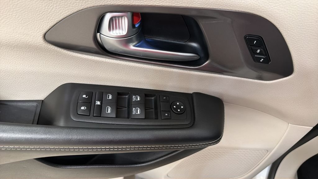 Used 2023 Silver Chrysler Touring L image 17