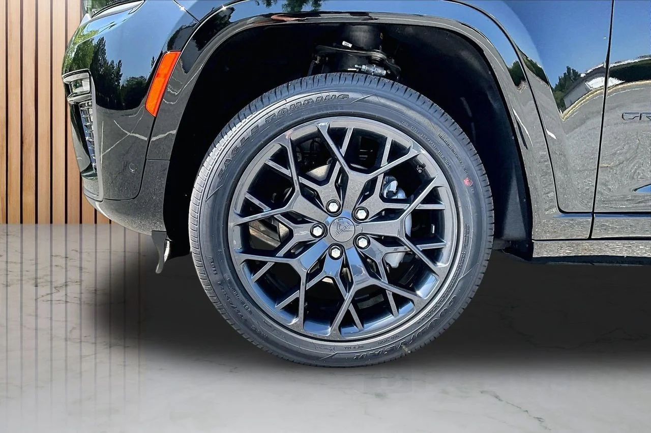 New 2026 Diamond Black Crystal Pearl-Coat Exterior Paint Jeep Summit image 33