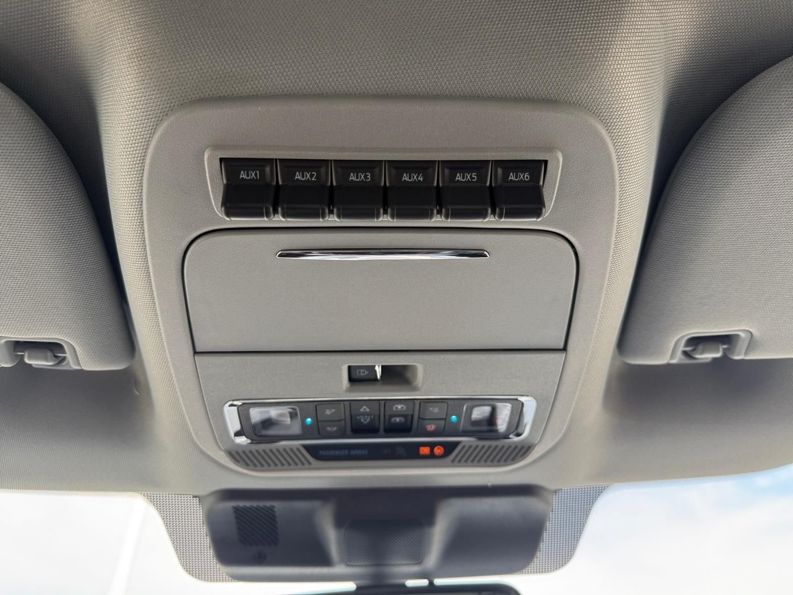 New 2026 Glacier Gray Metallic Tri-Coat Ford F-350® Lariat® image 28