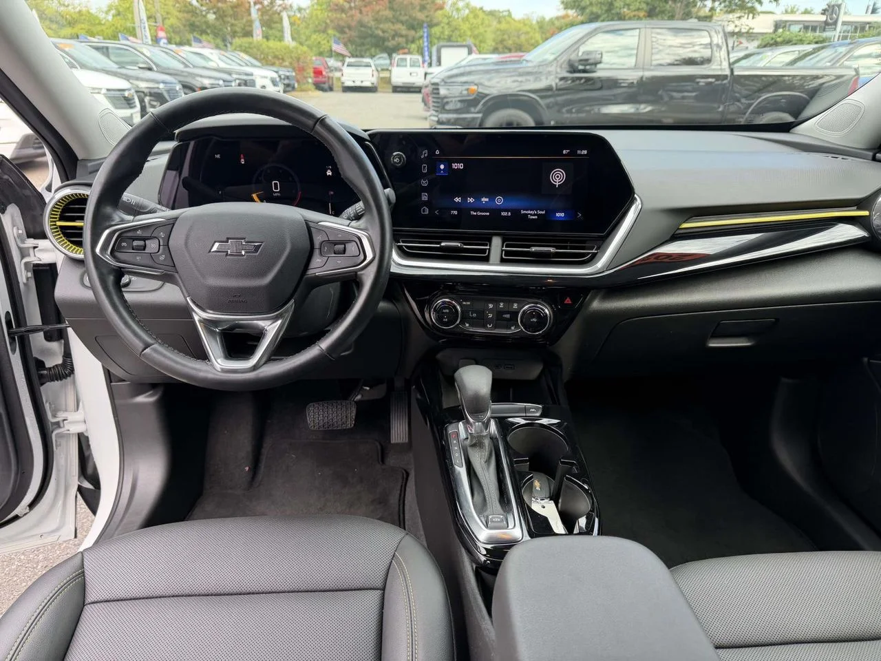Used 2025 Summit White Chevrolet FWD ACTIV image 22