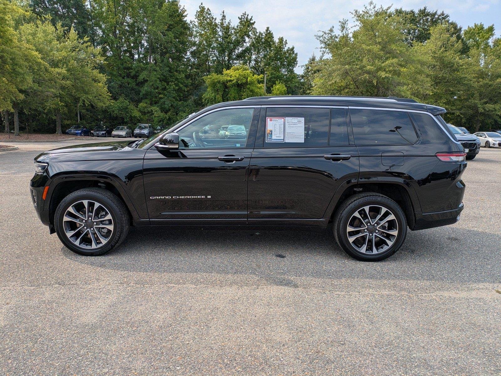 Used 2023 Diamond Black Crystal Pearlcoat Jeep Overland image 7