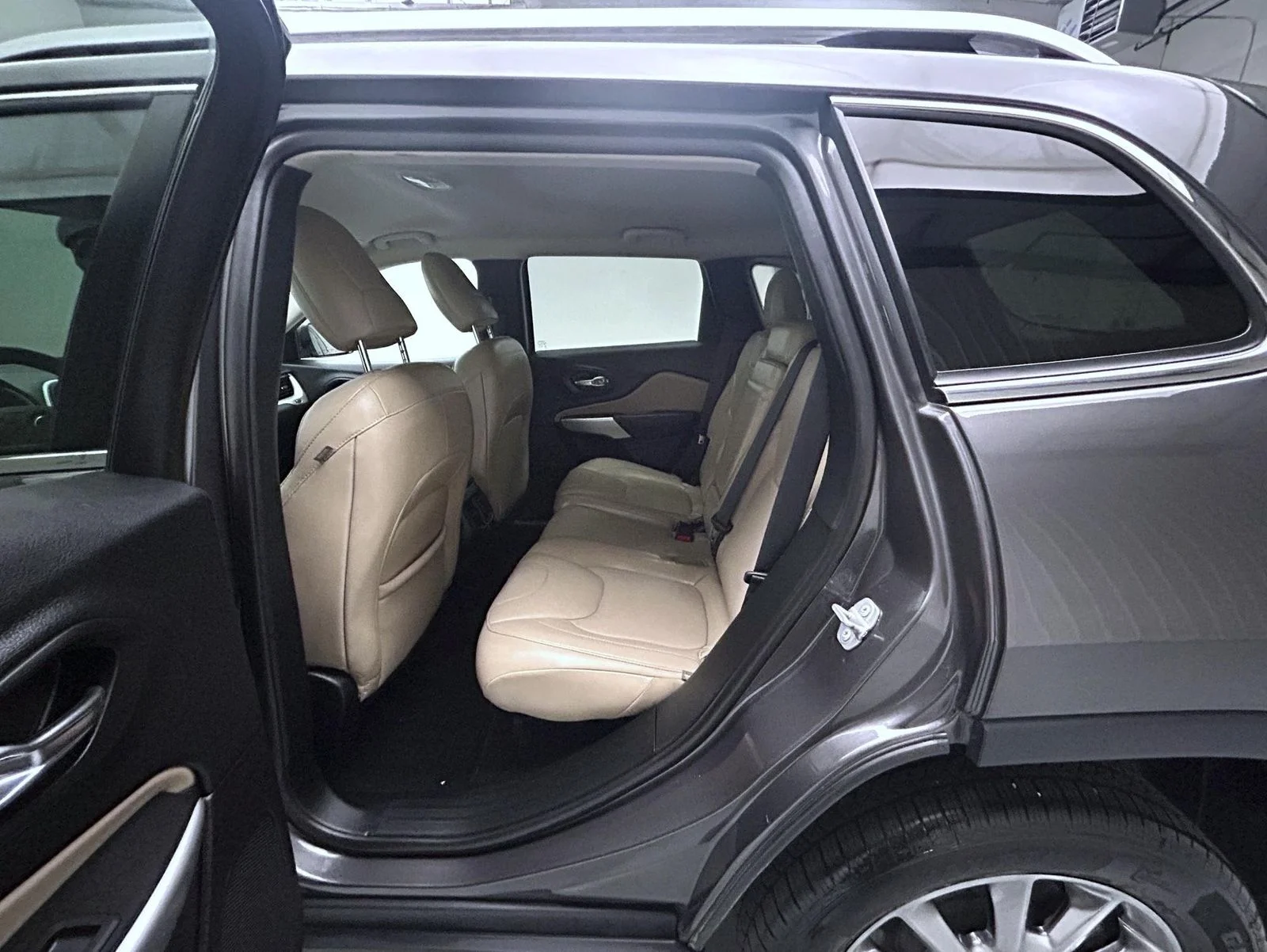 Used 2018 Gray Jeep Limited image 19