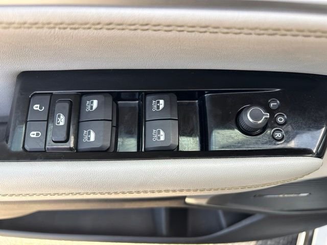 Used 2024 White Jeep Base image 38