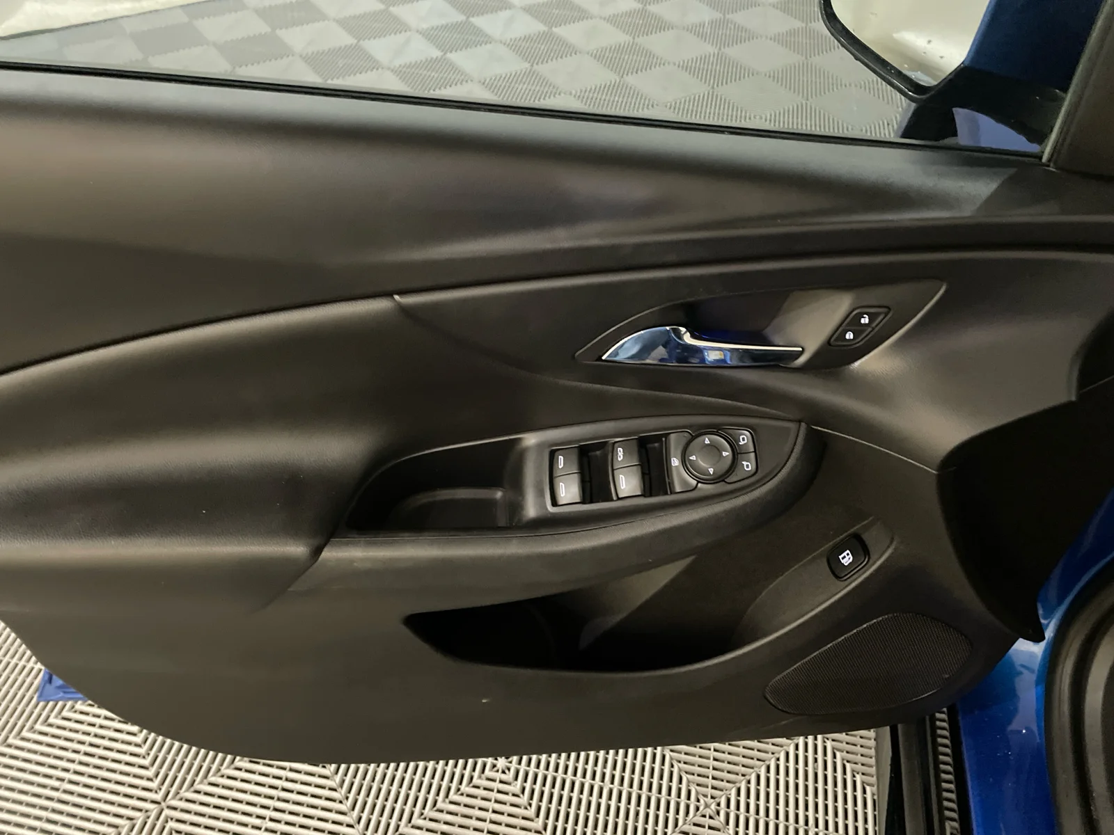 Used 2018 Kinetic Blue Metallic Chevrolet LT image 8