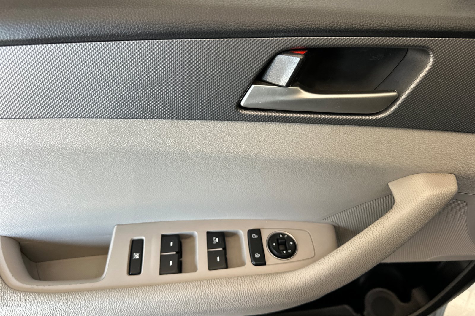 Used 2018 Silver Hyundai SE image 11