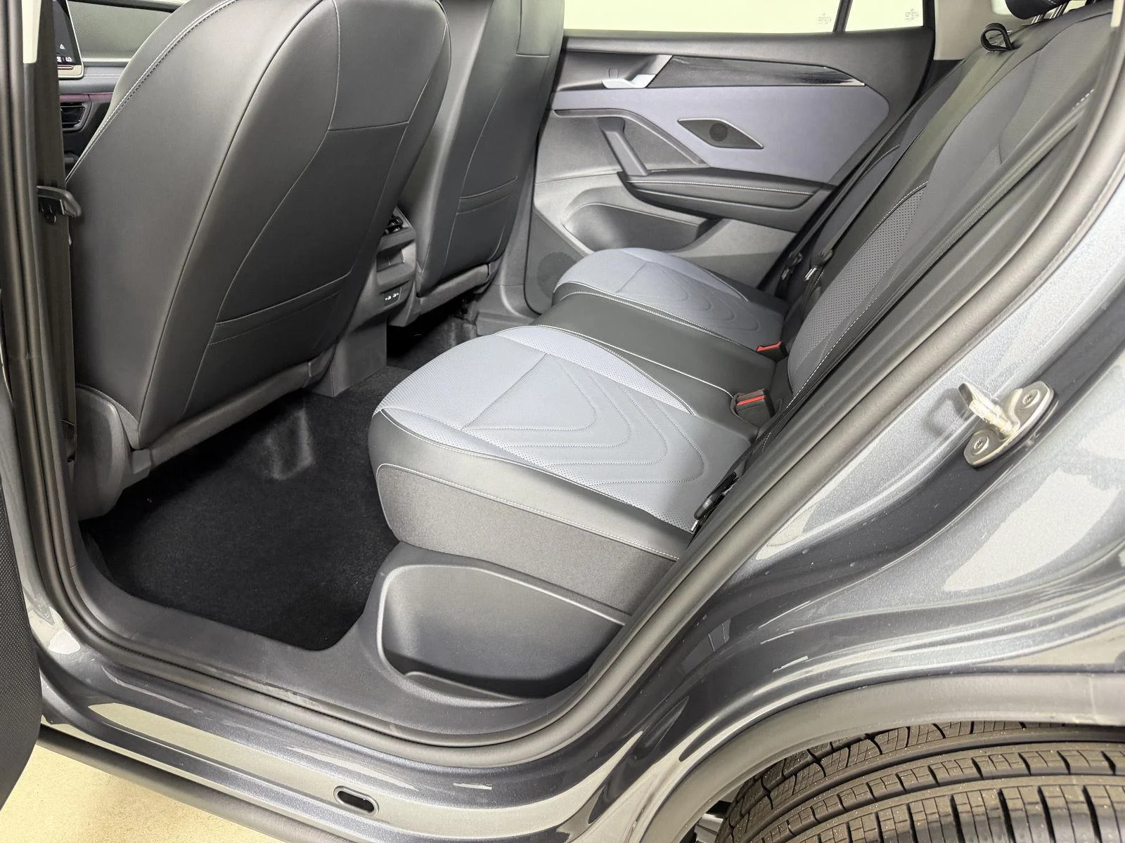 New 2026 Platinum Gray Metallic Volkswagen SE image 22