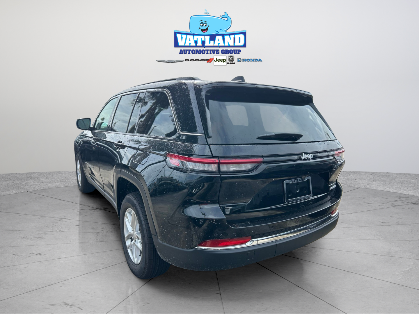 New 2026 Diamond Black Crystal Pearl-Coat Exterior Paint Jeep Laredo X image 3