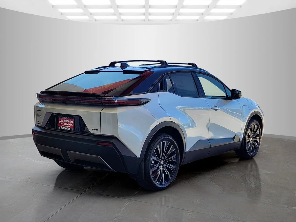 New 2026 Wind Chill Pearl with Midnight Black Metallic roof <sup>1</sup> Toyota  XSE image 3