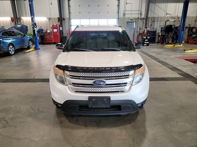 Used 2012 White Platinum Clearcoat Metallic Ford XLT image 2
