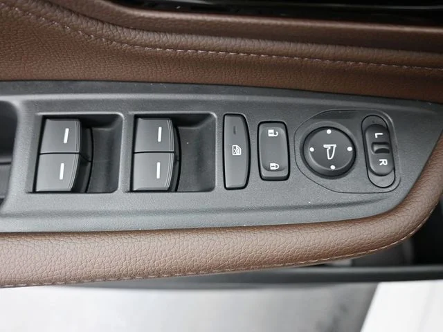 Used 2025 Platinum White Pearl Honda Touring image 29