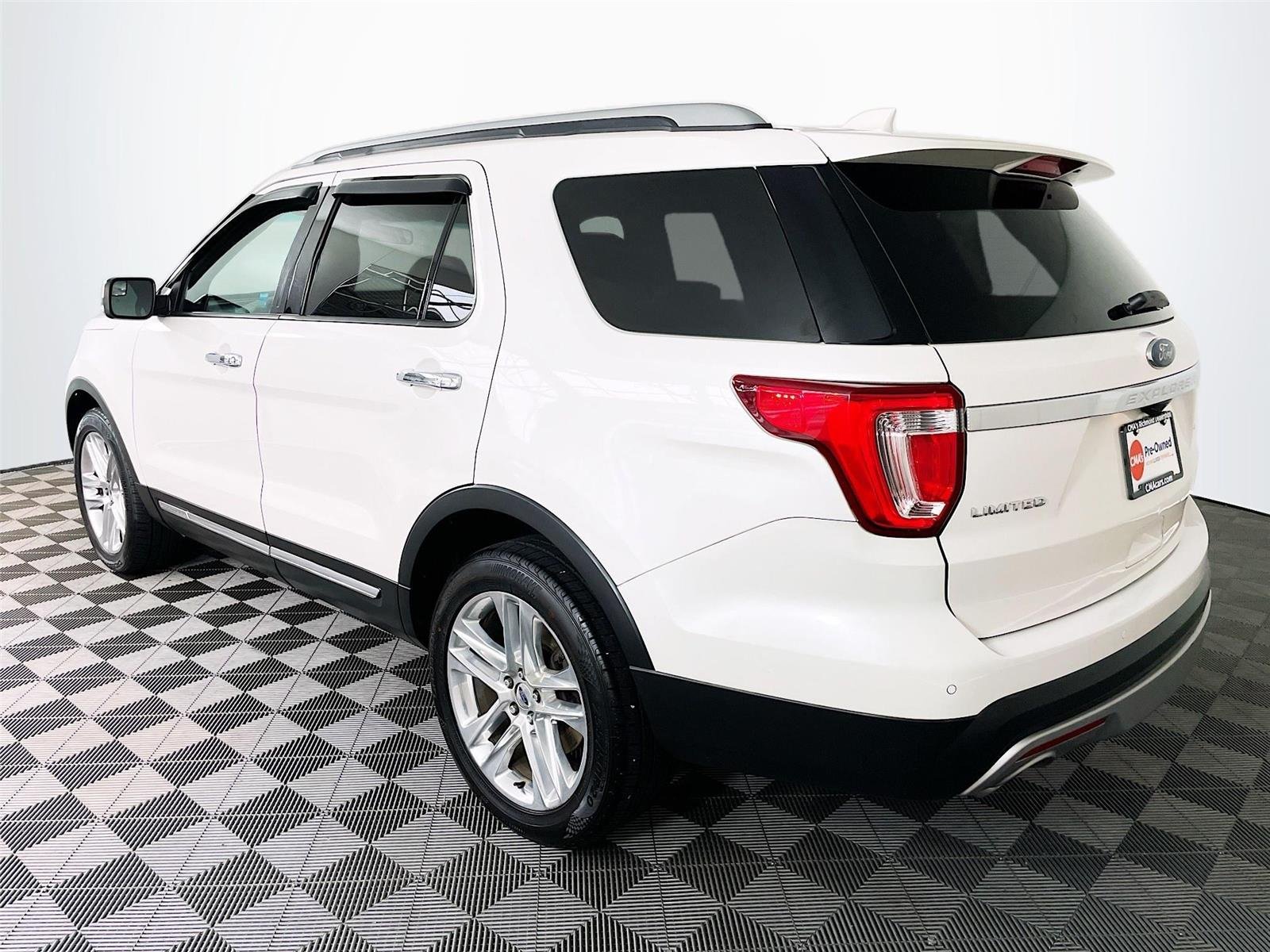 Used 2017 White Platinum Metallic Tri-Coat Ford Limited image 6