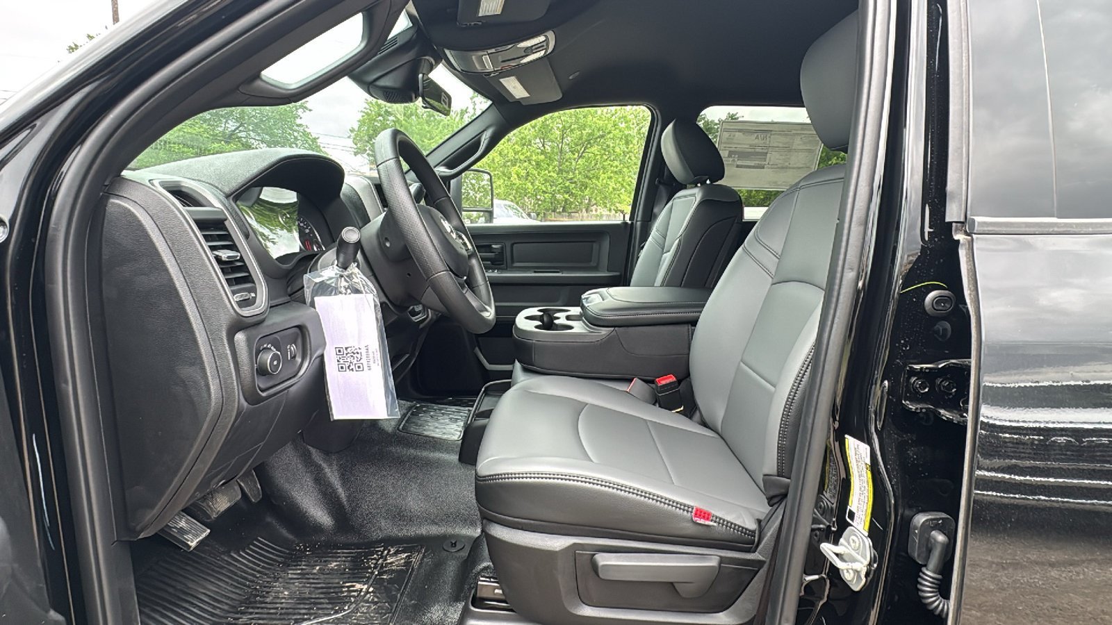New 2026 Diamond Black Crystal Pearl-Coat Exterior Paint RAM Tradesman image 9