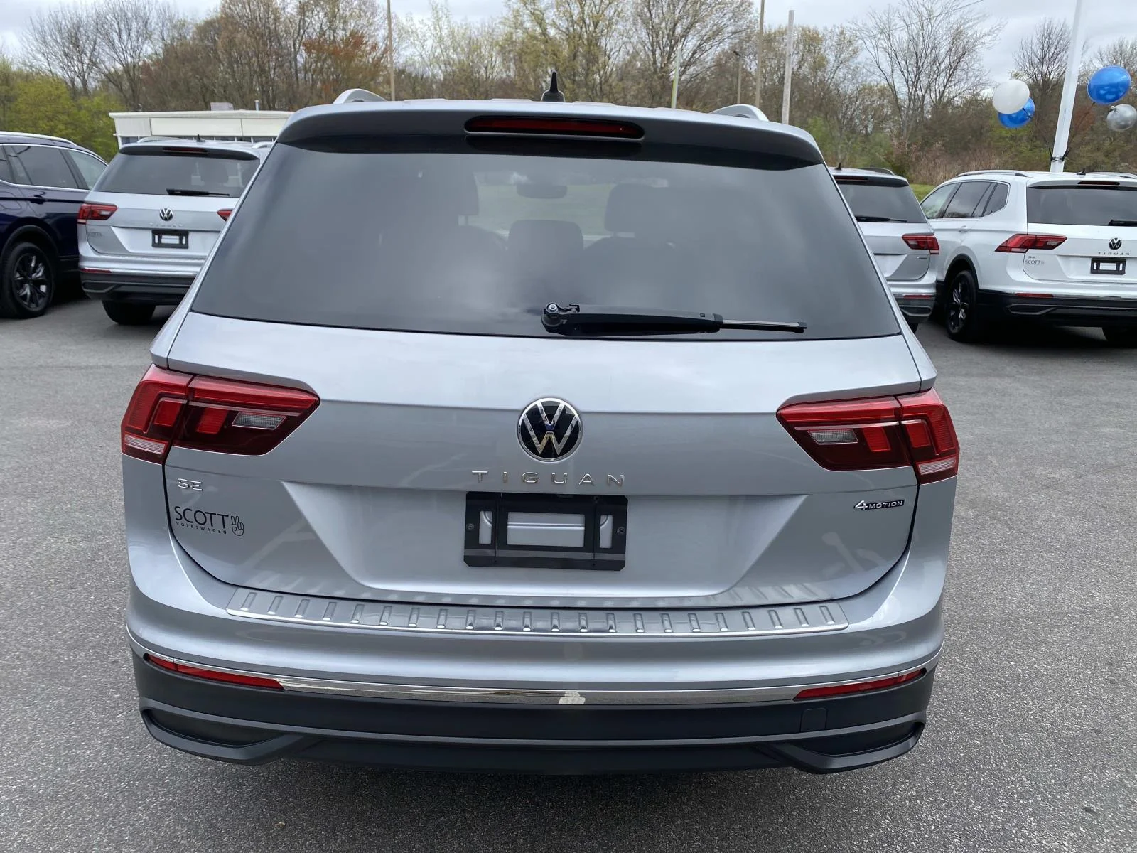 Certified Used 2023 Pyrite Silver Metallic Volkswagen 2.0T SE 4MOTION image 4