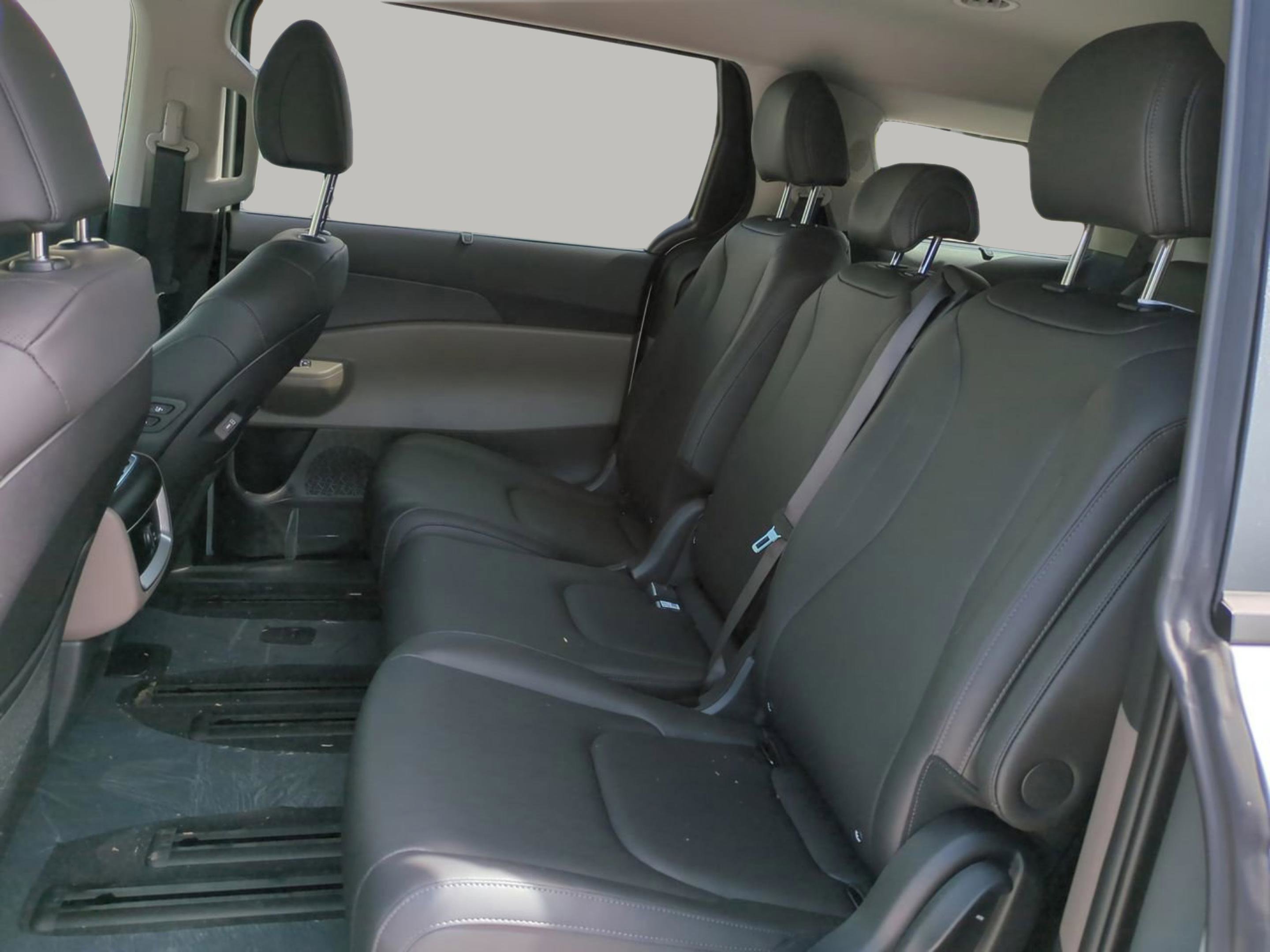 New 2026 Ivory Silver Kia EX image 19