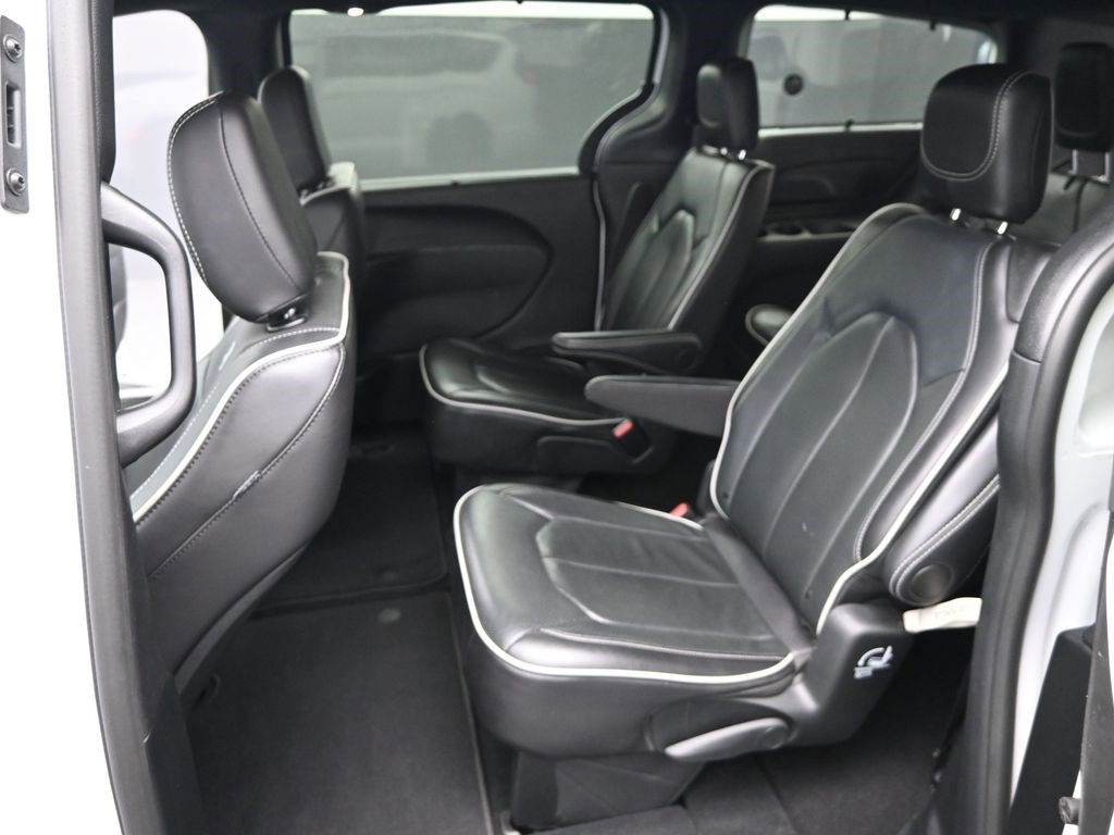 Used 2025 Bright White Clearcoat Chrysler Limited image 11