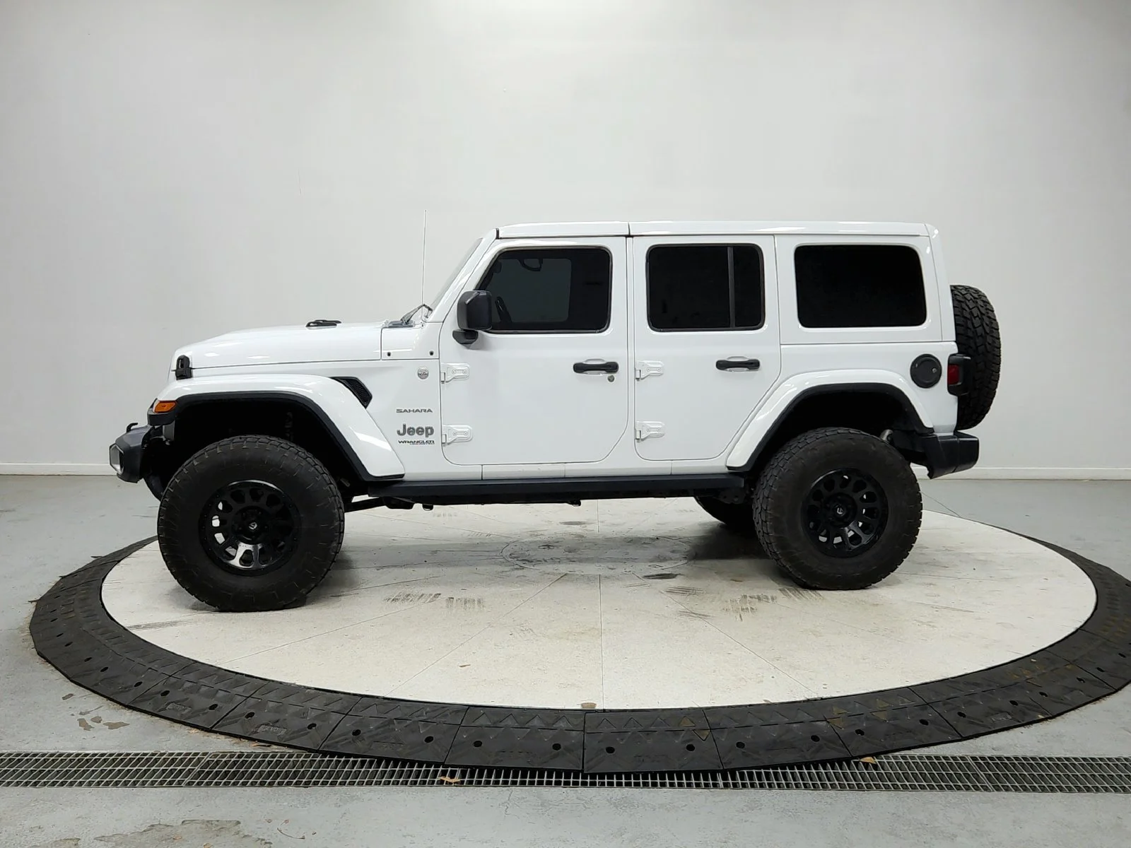 Used 2019 White Jeep Unlimited Sahara image 5