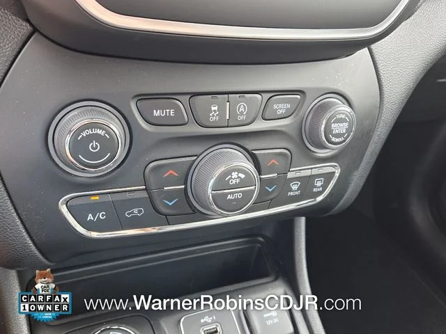 Used 2023 White Jeep Altitude image 23