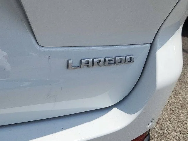 New 2026 Bright White Clear-Coat Exterior Paint Jeep Laredo X image 6