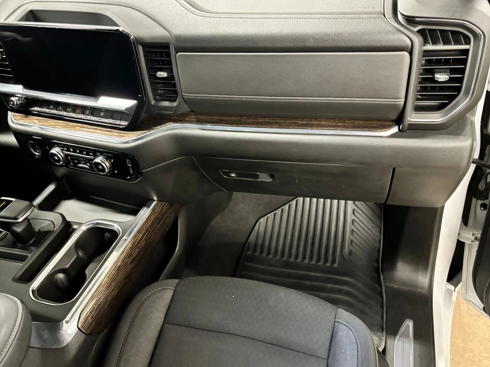 Used 2023 White GMC Elevation image 20