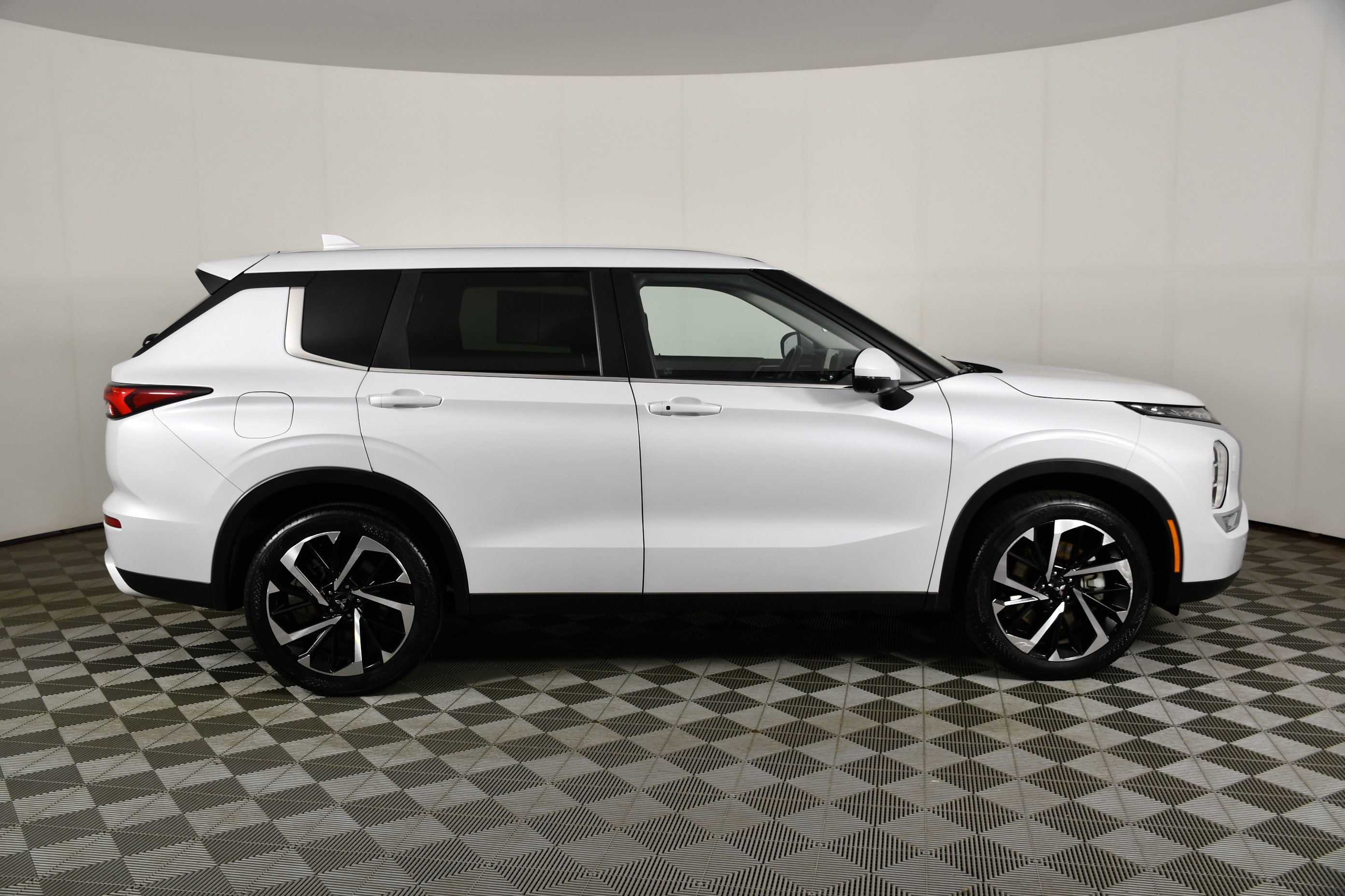 Certified Used 2024 White Diamond Mitsubishi SE image 5