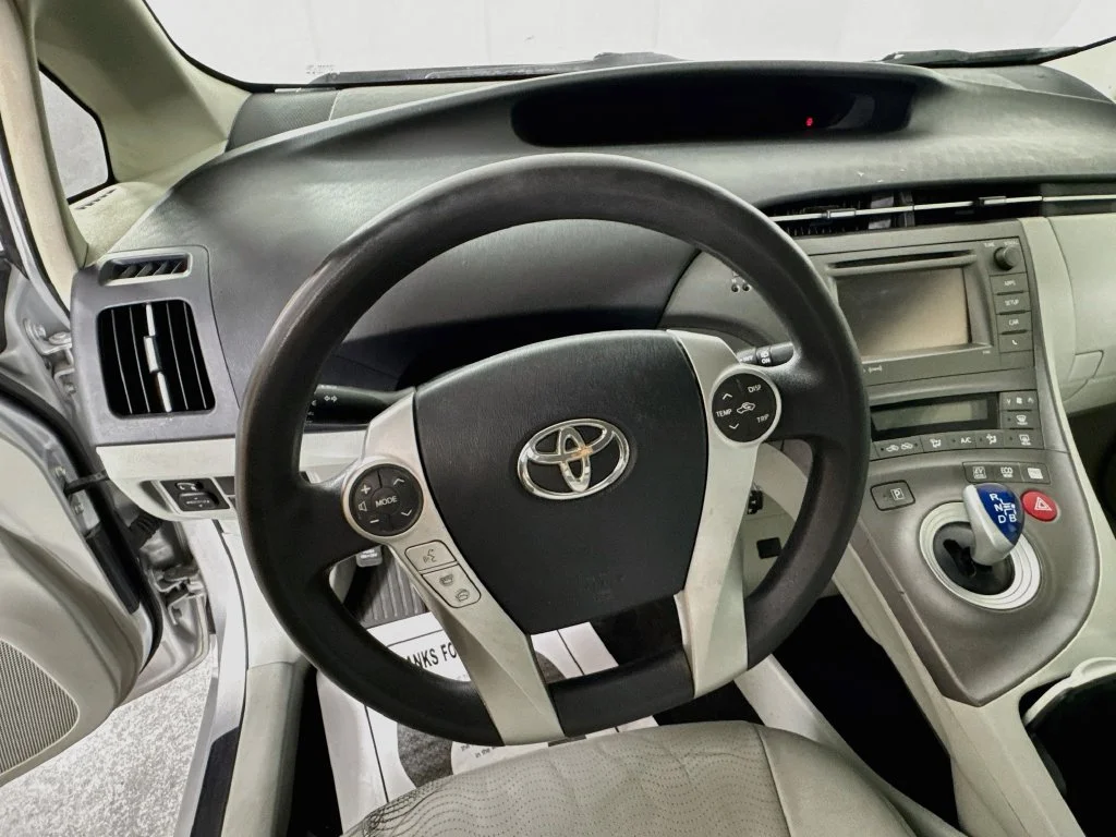 Used 2014 Silver Toyota Three image 11
