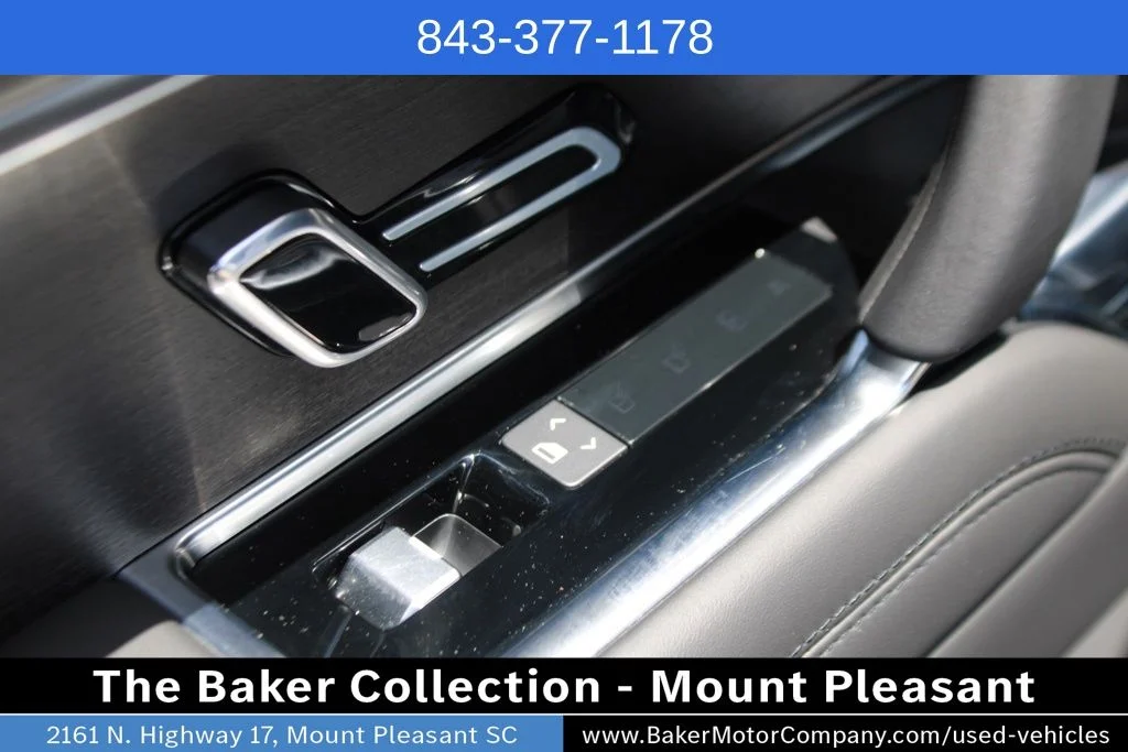 Used 2024 White Land Rover SE image 25